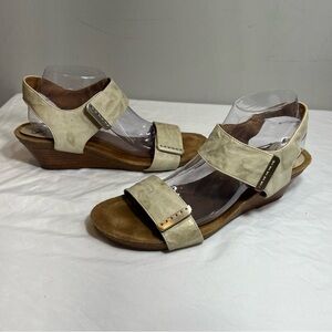 Sofft Verdi ll wedge double adjustable straps cream tan sandals size 11